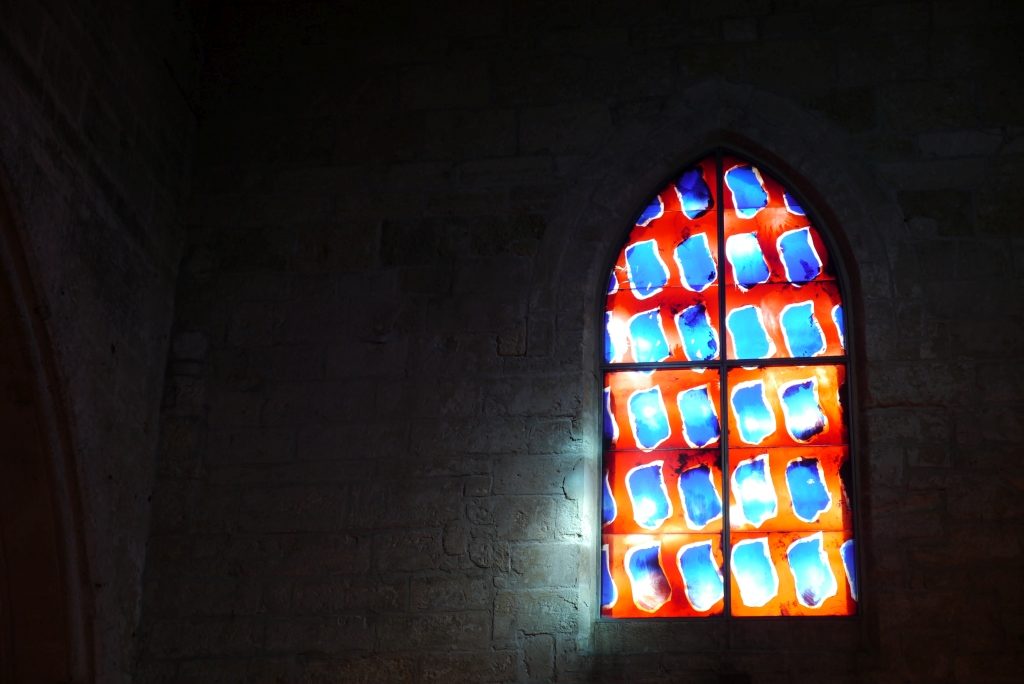 modernes Kirchenfenster in blau-rot
